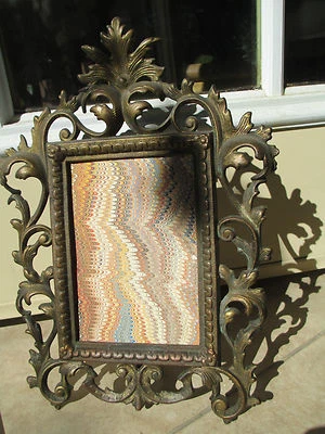 Antiguo marco de fotos de mesa independiente de bronce dorado/latón con caballete Foto 1 de 4