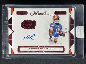 ANTHONY RICHARDSON 11/20 RUBÍ NOVATO TARJETA AUTÓGRAFO 2023 PANINI IMPECABLE - Imagen 1 de 10