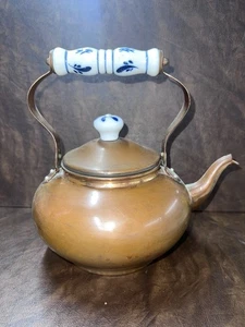 Bollitore da tè vintage in rame con manico e pomello in ceramica blu bianco - Foto 1 di 11