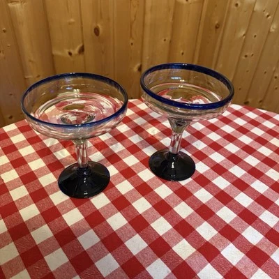 Juego de 2 copas de cóctel Margarita sopladas a mano azul y transparente  Foto 1 de 4