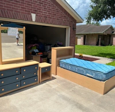 CHILDREN’S BEDROOM SET WITH BED, MATTRESS, DRESSER, AND NIGHTSTAND - Image 1 of 3
