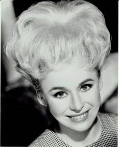 Barbara Windsor portrait reproduction photograph Excellent condition - Picture 1 of 2