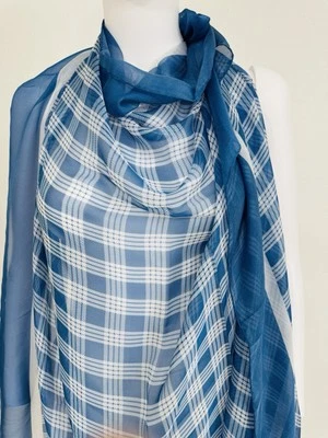 "Mantón Agnona 100 % seda gasa azul cadete con blanco 52"" x 52""" Foto 1 de 4