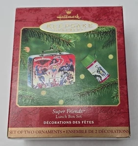 Hallmark Ornament Keepsake Super Friends Lunch Box Set 2000 con thermos Nuovo con scatola - Foto 1 di 10