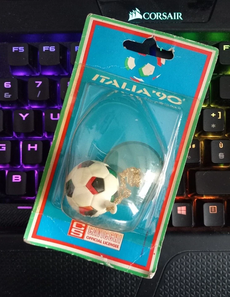 Gadget Mondiali Italia 90 calcio portachiavi spilla Pallone ventosa NUOVO - Immagine 1 di 1