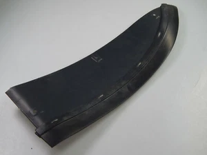 Inserto de paso de rueda delantero derecho protección contra impactos de piedras con goma LADA Niva 2121-8403358 - Imagen 1 de 1