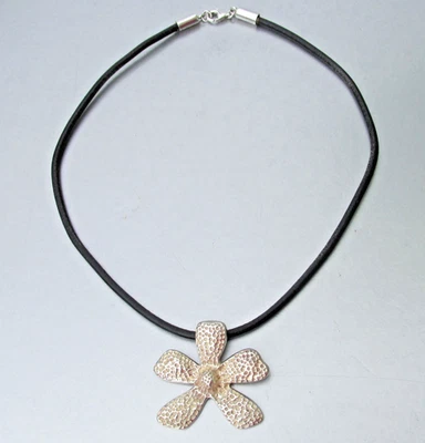 Collar con cordón colgante de flor martillada de plata esterlina Silpada retirado S1101 Foto 1 de 4