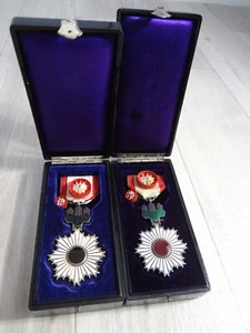 Zweiter Weltkrieg Japanischer Orden der aufgehenden Sonne 4. Klasse Medaillenabzeichen Aymy Navy 2er Set - Bild 1 von 24