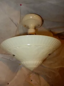 Großer Pudding Phönix Glas Deko Schirm auf alter weißer Oberfläche Befestigung - Bild 1 von 5