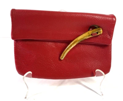Bolso de mano de cuero granulado rojo vintage bolso sin asas plástico hueso cuerno broche único en su clase Foto 1 de 4