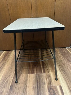 Mesa auxiliar laminada moderna de mediados de siglo de la era atómica•Estante para revistas•Soporte para plantas Foto 1 de 4