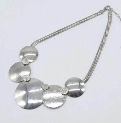 Collar Jennifer Lopez llamativo tono plata medallón eslabones 18" Foto 1 de 4