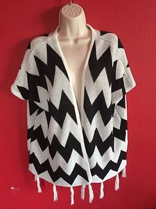 Maglione donna Charlotte Russe maglia bianco nero e righe lungo scialle medio - Foto 1 di 5