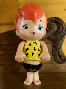 Statuina vintage Hong Kong Flintstones Pebbles in vinile con braccia mobili - Foto 1 di 9