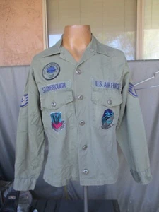 Camicia USAF Post OG107 Utility Fatigue con toppe complete 832 CES Squadron, #1 - Foto 1 di 12