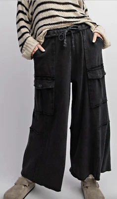 Pantalón cargo tejido de felpa pierna ancha lavado mineral utilitario Easel para mujer, negro Foto 1 de 4