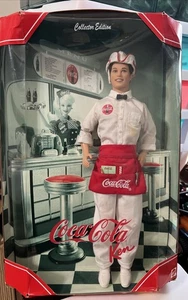 Coca-Cola Ken Barbie Puppe 1999 # 25678 Soda Fountain Neu! - Bild 1 von 2