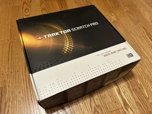 Native Instruments TRAKTOR SCRATCH PRO Audio8 DJ Complete w/Box 2x Control Vinyl - Picture 1 of 4