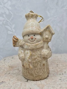Adorno de muñeco de nieve vintage de cerámica de Navidad marrón y beige sosteniendo una pajarera - Imagen 1 de 6