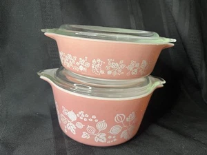 2 - Piatto casseruola vintage Pyrex rosa uva spina 471 1Pt 473 1Qt con coperchi 470-C - Foto 1 di 15