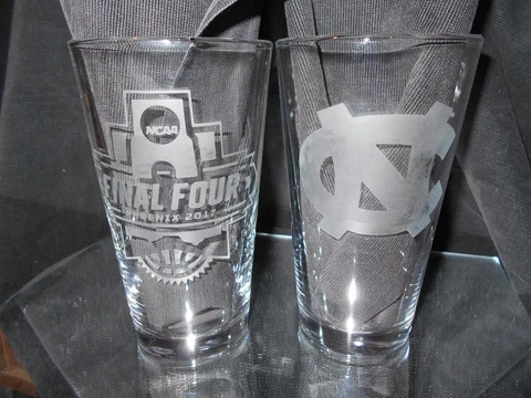 2017 FINAL FOUR NORTH CAROLINA TAR HEELS ETCHED 16 oz PINT GLASSES (2) Cover