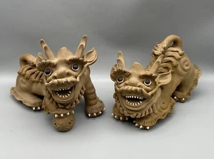 Par de 2 leones guardianes de leones Fu de gres chino Shiwan Foo Dogs firmados de colección - Imagen 1 de 10