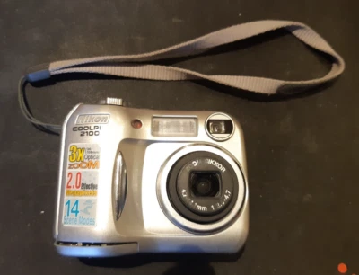 NIKON COOLPIX 2100 2.0MP DIGITAL CAMERA - SILVER UNTESTED SPARES OR REPAIR - Image 1 of 4
