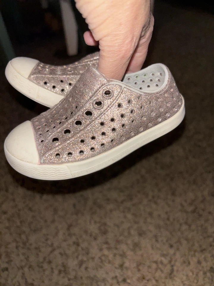 Native 幼儿女孩尺寸 6银色闪亮经典一脚蹬橡胶运动鞋。 Adorab — 第 1/4 张图片