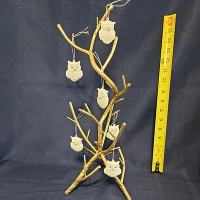 Árbol de Navidad en tono dorado decorado con brillantes búhos blancos. Roble de 16 pulgadas Foto 1 de 4