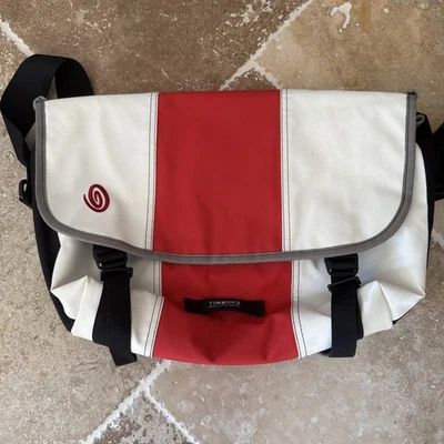Bolsa carteiro clássica personalizada Timbuk2 à prova de chuva. Tamanho Médio Vermelho Off White Preto - Imagem 1 de 4