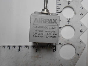 INTERRUPTOR DE CIRCUITO PALANCA AIRPAX M39019/3-19 50 VOLTIOS / DC HERTZ NUEVO STOCK ANTIGUO - Imagen 1 de 1
