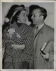 1951 Press Photo Clare Lee Sukin With Fiance Lou Levy Meet In Southhampton