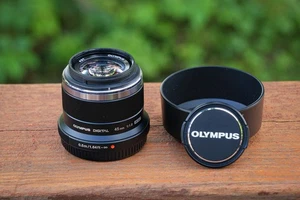 Olympus M.Zuiko 45mm f/1.8 Lens (Black) with Hood. Superb Condition - Picture 1 of 4