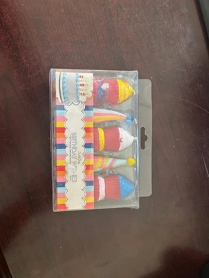 Deseos de cumpleaños de fiesta empacados (sombrero de fiesta y velas en forma de cupcake) Foto 1 de 2