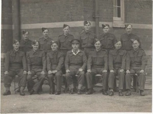 WW2 PHOTOGRAPH UNKNOWN ARMY GROUPING MEN AND OFFICER 1943 - Picture 1 of 1
