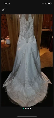 Precioso vestido de novia blanco roto con tren  Foto 1 de 4