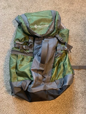 Mochila con marco interno Outdoor Products Arrowhead 8.0 gris verde - Usada Foto 1 de 4