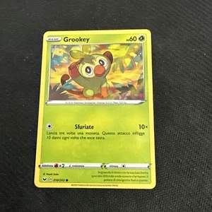 GROOKEY 010/202 in Italiano POKEMON Scudo e Spada - Picture 1 of 1