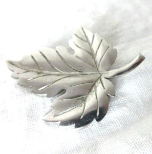 TIFFANY & CO LEAF BROOCH STERLING 925 LOVELY 1980'S LAPEL PIN SIGNED MODERN LOOK - Picture 1 of 6