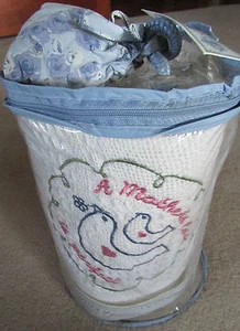 Nuevo en paquete Keepsake A Mothers Love bordado algodón 50"" x 60"" y bolsa - Imagen 1 de 6