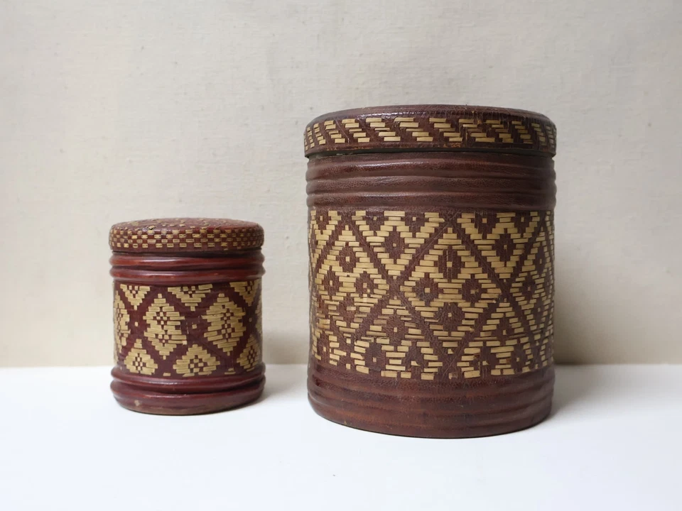 Anciennes 2 Boîte tôle recouvertes de vannerie Tabac Afrique XIX-XXe siècle - Photo 1/4