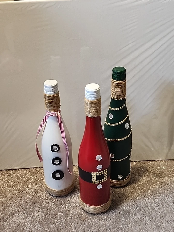 3 botellas de vino artesanales con tema navideño hechas a mano  Foto 1 de 4