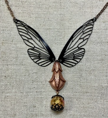 "Collar de alas de hadas - alas negras, 17-20"" circunferencia, cobre, cuentas de vidrio vintage" Foto 1 de 4