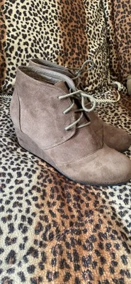 Botas de cuña CHARLES ALBERT para mujer color topo botines de gamuza vegana ligeras talla 9 Foto 1 de 4