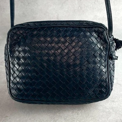 Auténtico bolso bandolera de cuero azul marino Bottega Veneta Intrecciato para hombre Foto 1 de 4
