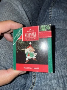 De colección Sello "Hark It's Herald" Recuerdo Adorno de Navidad 1991 3er En Serie - Imagen 1 de 1