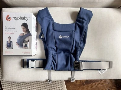 Porta-bebês recém-nascido Ergobaby Embrace aconchegante (7-25 lb) - Azul marinho macio - Imagem 1 de 2