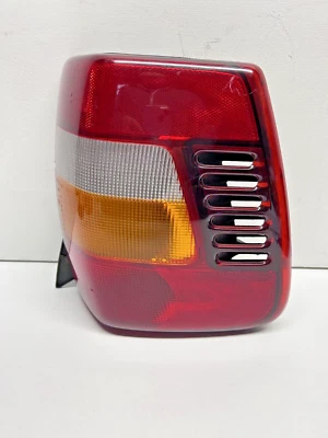 Jeep Grand Cherokee Laredo 2002 luz trasera izquierda/conductor y ocultador de espacio OEM Foto 1 de 4