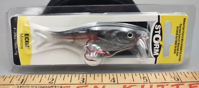 NUEVA TORMENTA - Serie Kickin Minnow - 4" Gizzard Shad 3/8 oz Foto 1 de 3