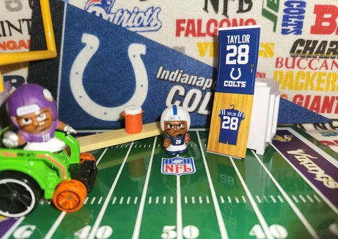 2023/2022 NFL Teenymates Series 11 Indy Colts RB Johnathan Taylor figure/locker Cover